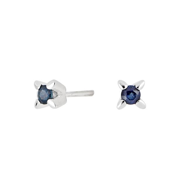 14kt. hvidguldsørestikker m/safir 3mm - Urma.dk