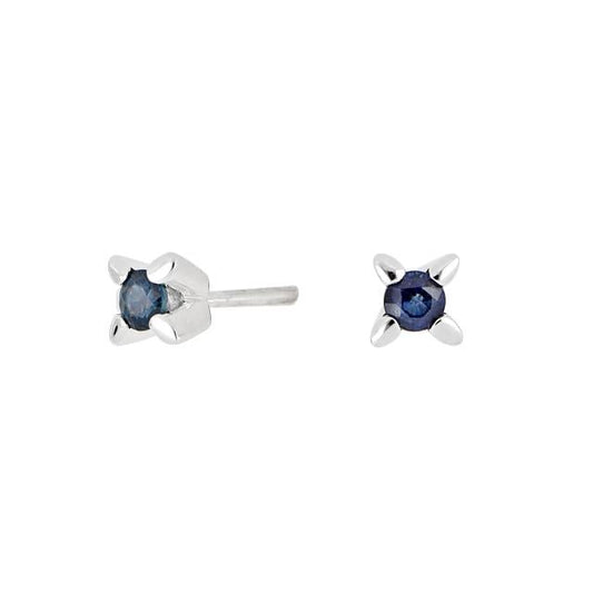 14kt. hvidguldsørestikker m/safir 3mm - Urma.dk