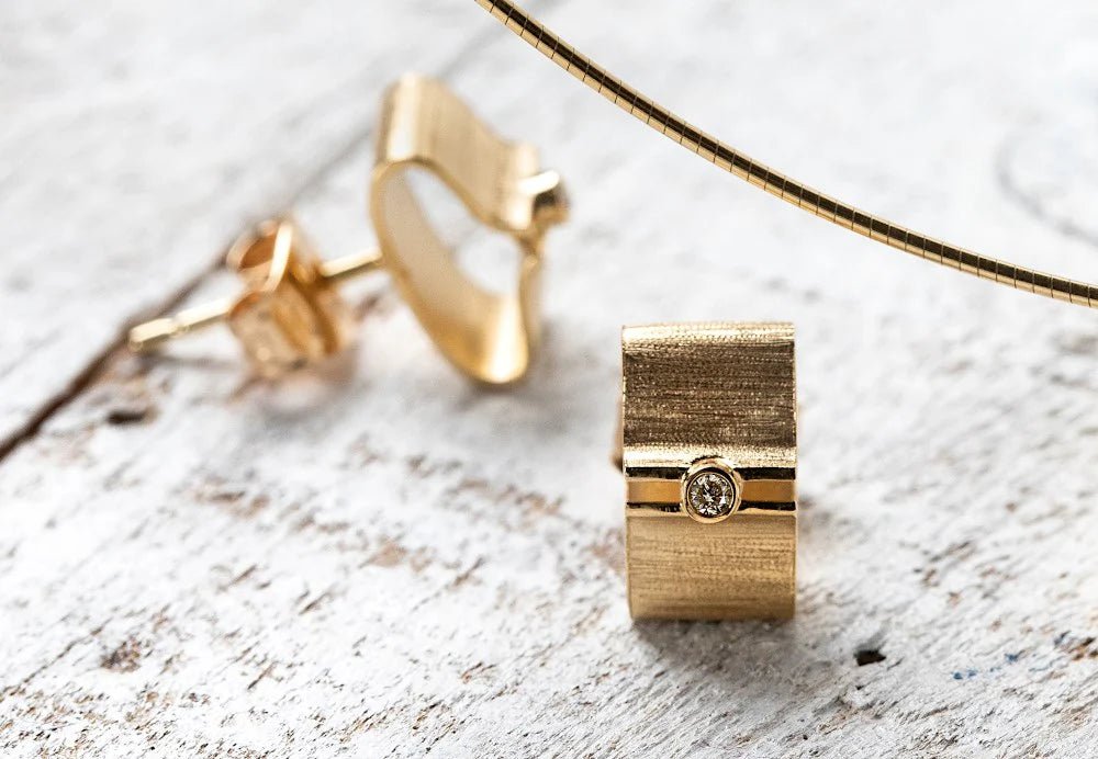 18 karat guld ørehænger mat/børstet, brillant 0,02ct W - SI - Urma.dk