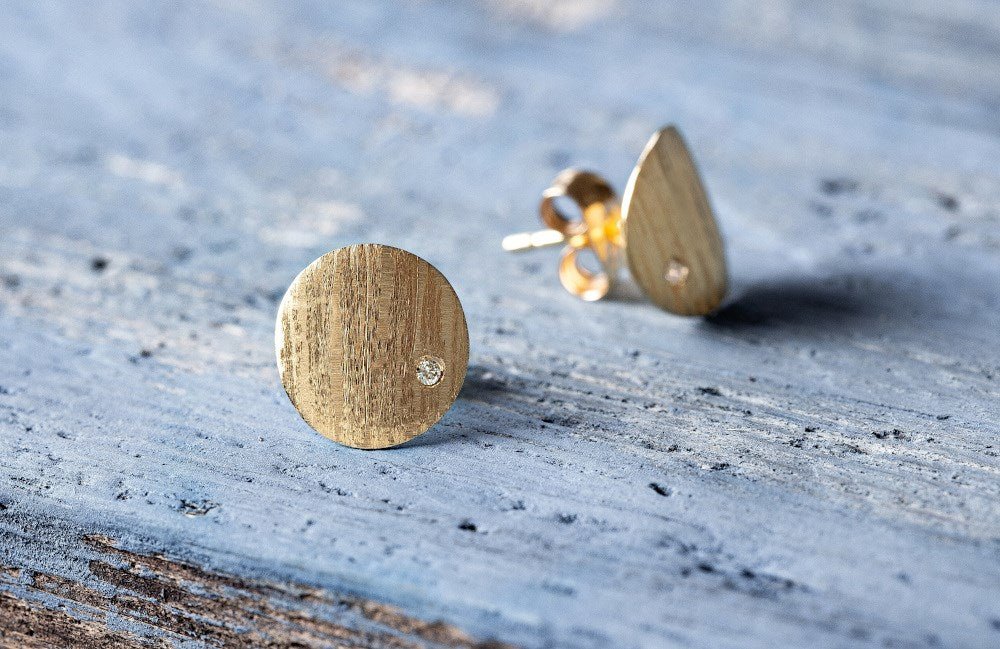 18 karat guld ørehænger mat/børstet, brillant 0,02ct W - SI - Urma.dk