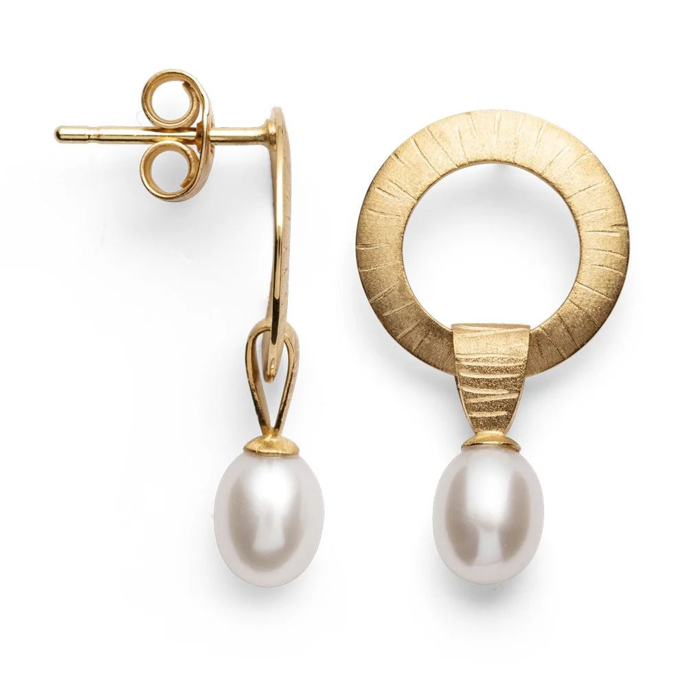 18 karat guld ørehænger mat/børstet kulturperle hvid2.56ct - Urma.dk