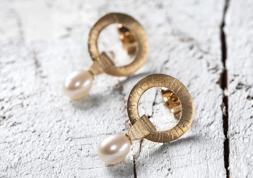 18 karat guld ørehænger mat/børstet kulturperle hvid2.56ct - Urma.dk