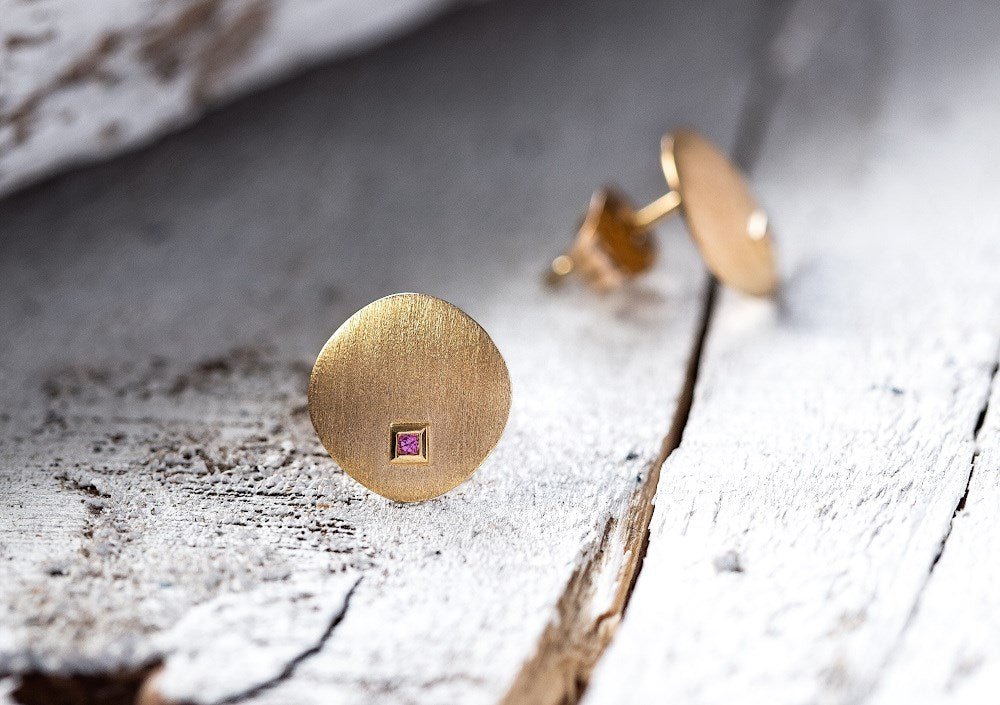 18 karat guld ørehænger mat/børstet, rhodolit 0,02ct - Urma.dk