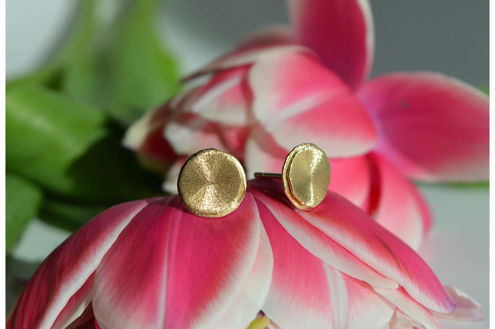 18 karat guld øreringe mat/børstet - Urma.dk