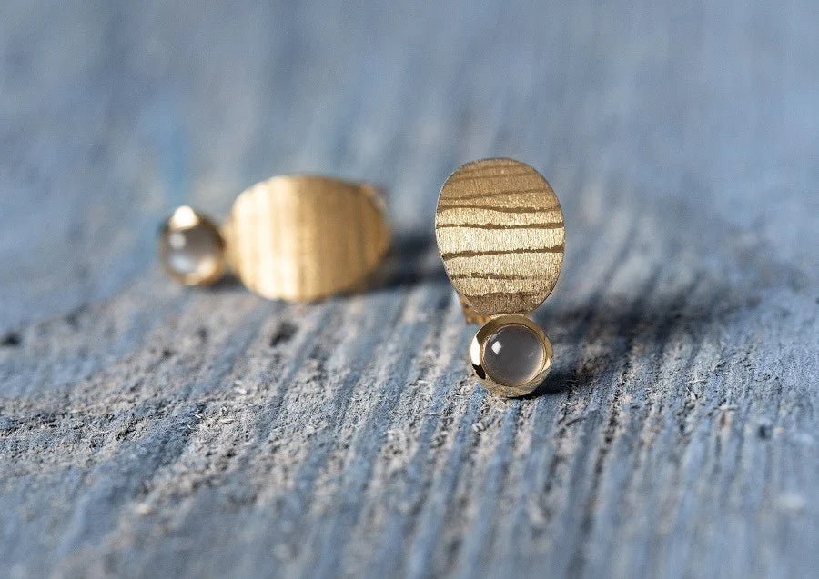 18 karat guld Øreringe mat/børstet, månesten 0,30ct - Urma.dk