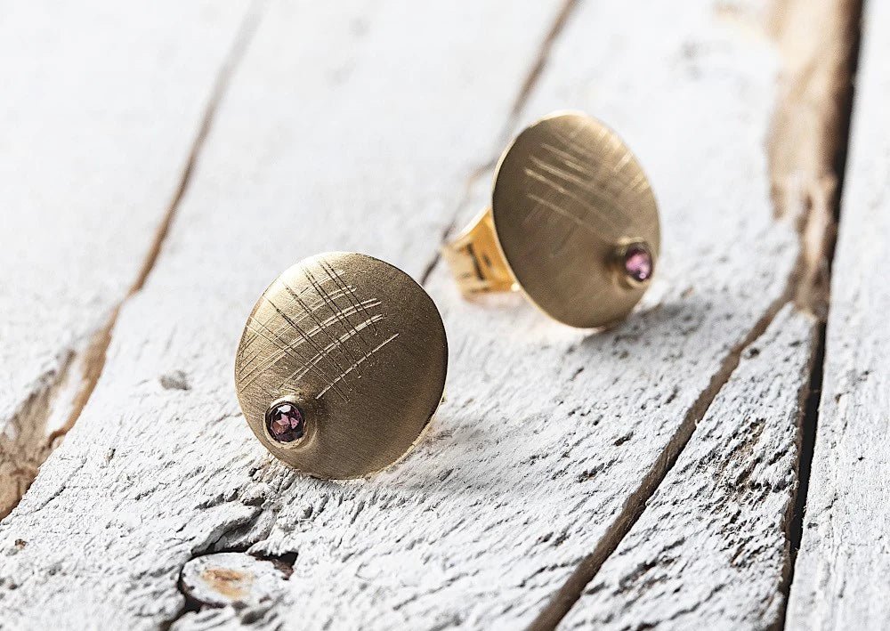 18 karat guld Øreringe mat/børstet, rhodolit 0.08ct - Urma.dk