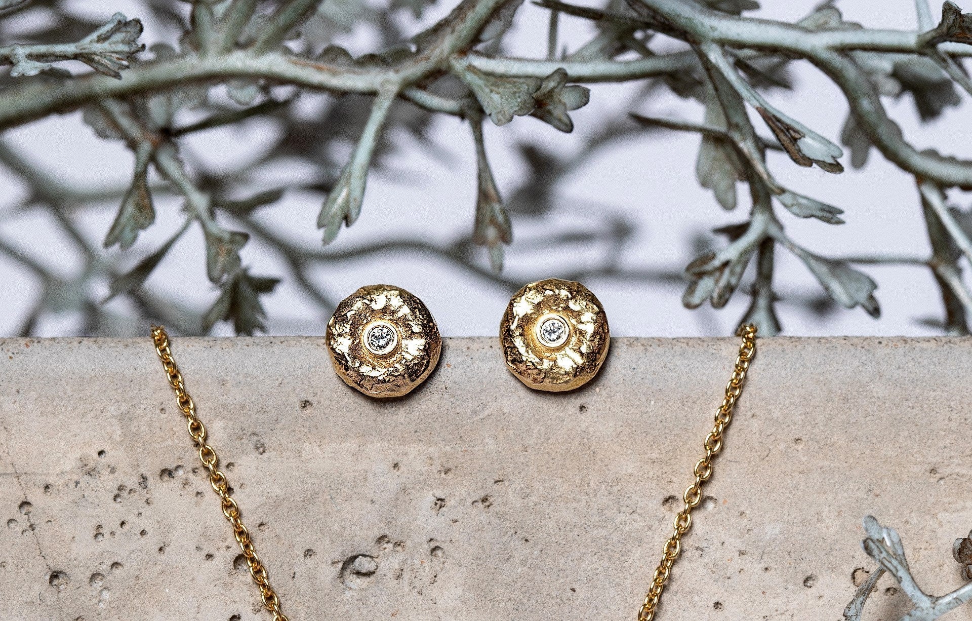 18 karat guld Ørestikker specielt teksturerede, br 0,03 - Urma.dk