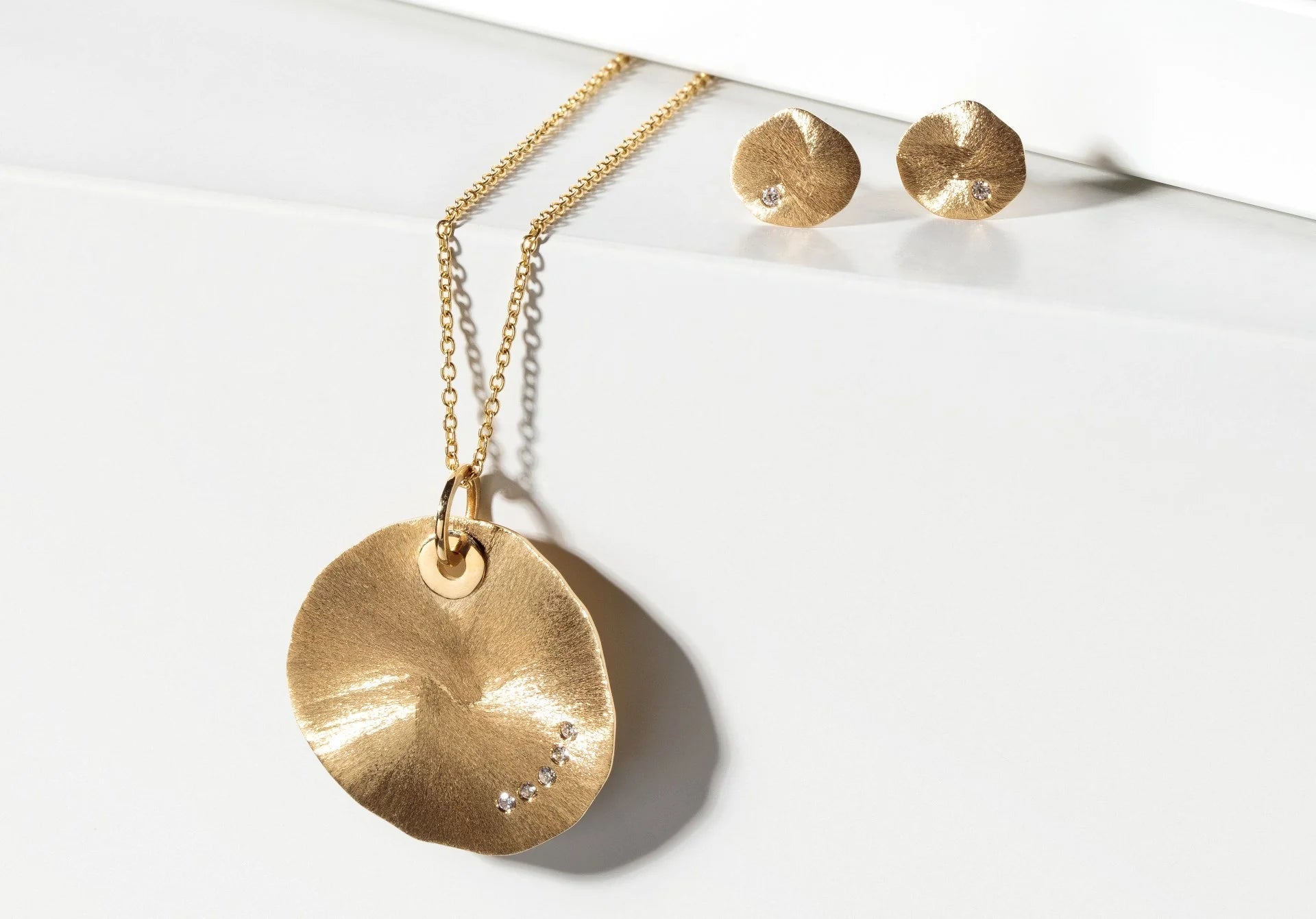 18 karat guld Stud øreringe mat/børstet, br 0.02ct W - SI - Urma.dk