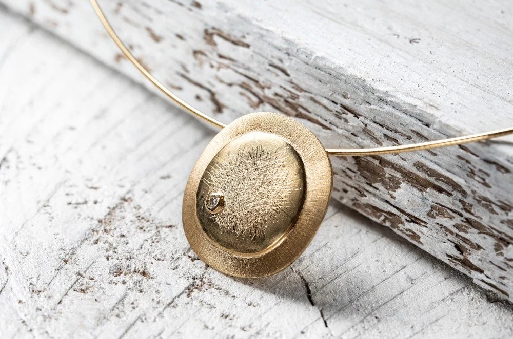 18 karat guld Vedhæng mat/børstet, br. 0,02ct W - SI - Urma.dk