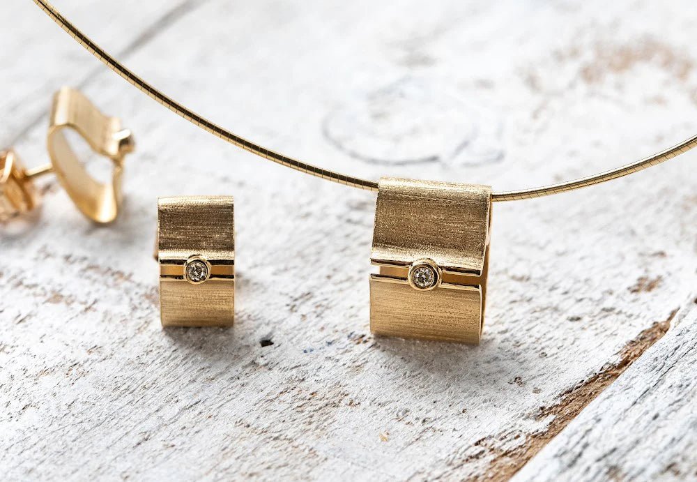 18 karat guld Vedhæng mat/børstet, br. 0,02ct W - SI - Urma.dk