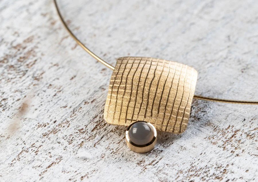 18 karat guld Vedhæng mat/børstet, månestens grå 0,69ct - Urma.dk