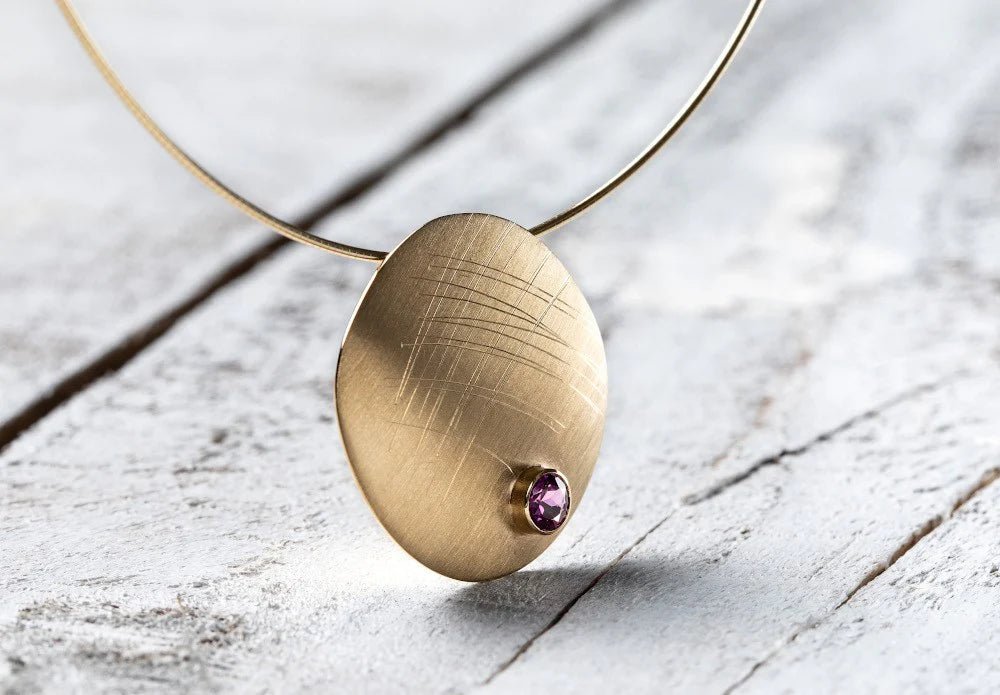 18 karat guld Vedhæng mat/børstet, rhodolit 0,35ct - Urma.dk