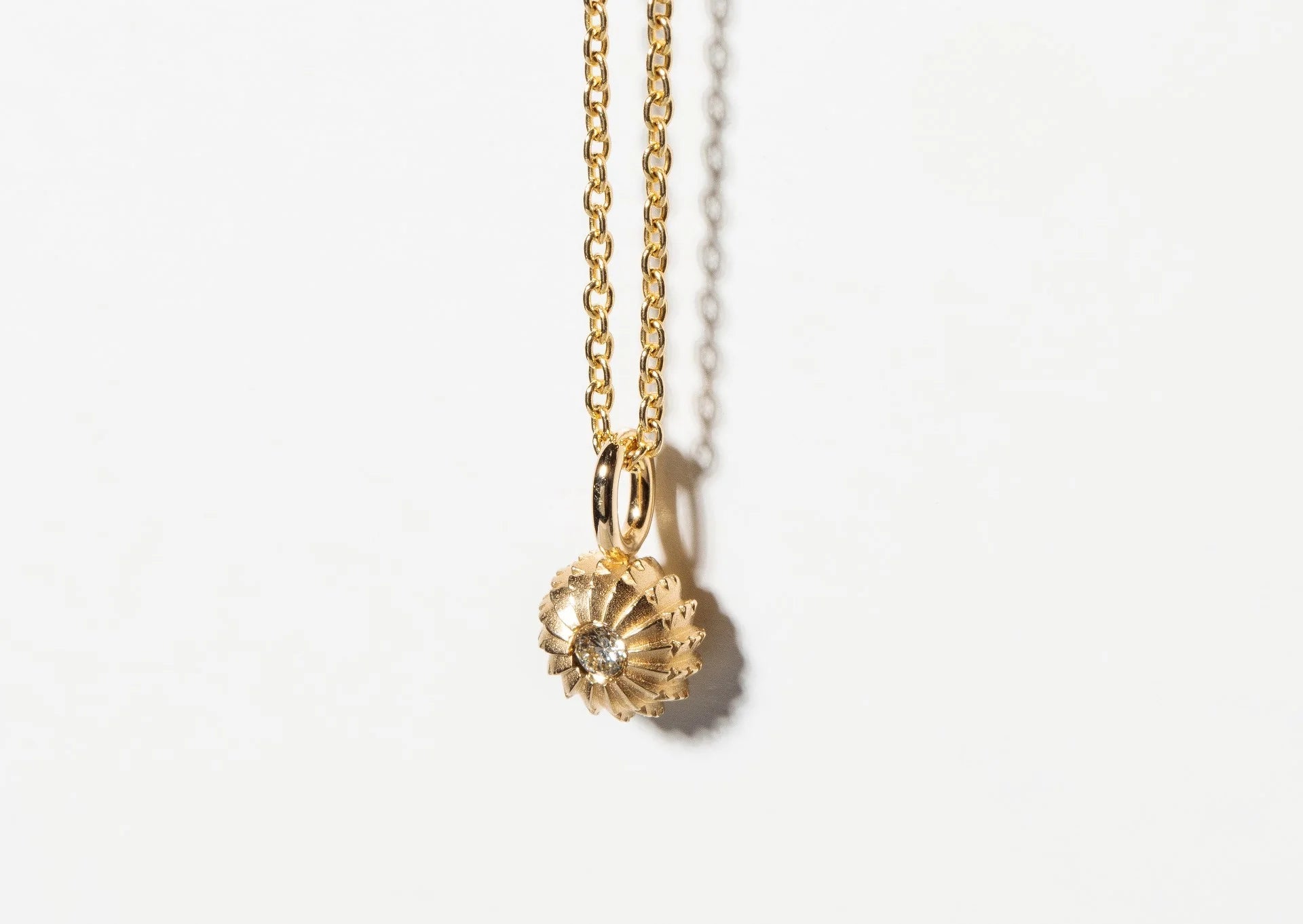 18 karat guld Vedhænger mat/blank, brillant 0,04ct W - SI - Urma.dk