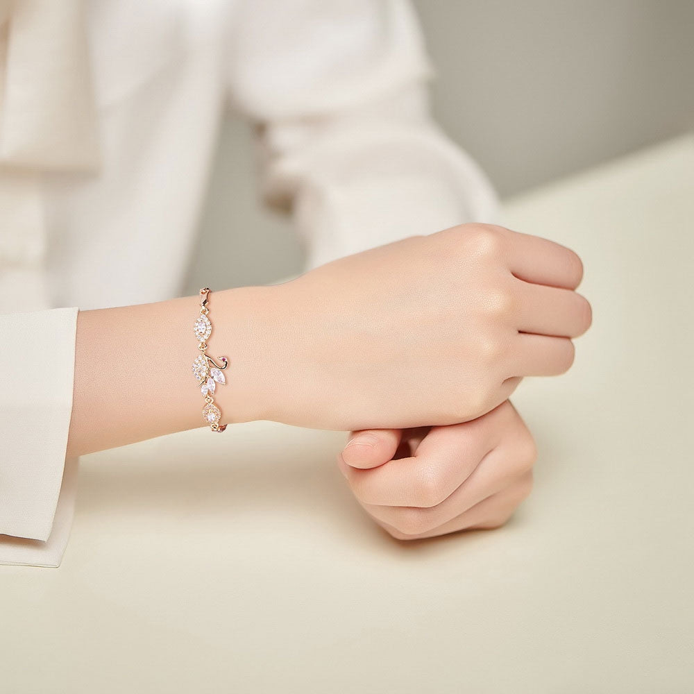 Armbånd i forgyldt sølv med zirconia.