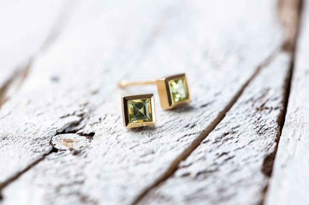 18 karat guld Øreringe mat/polerede, peridot 0,30ct