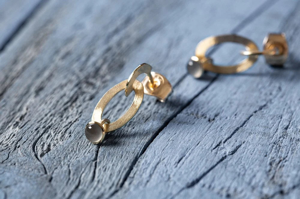 18 karat guld mat Ørestikker, månesten 0,46ct