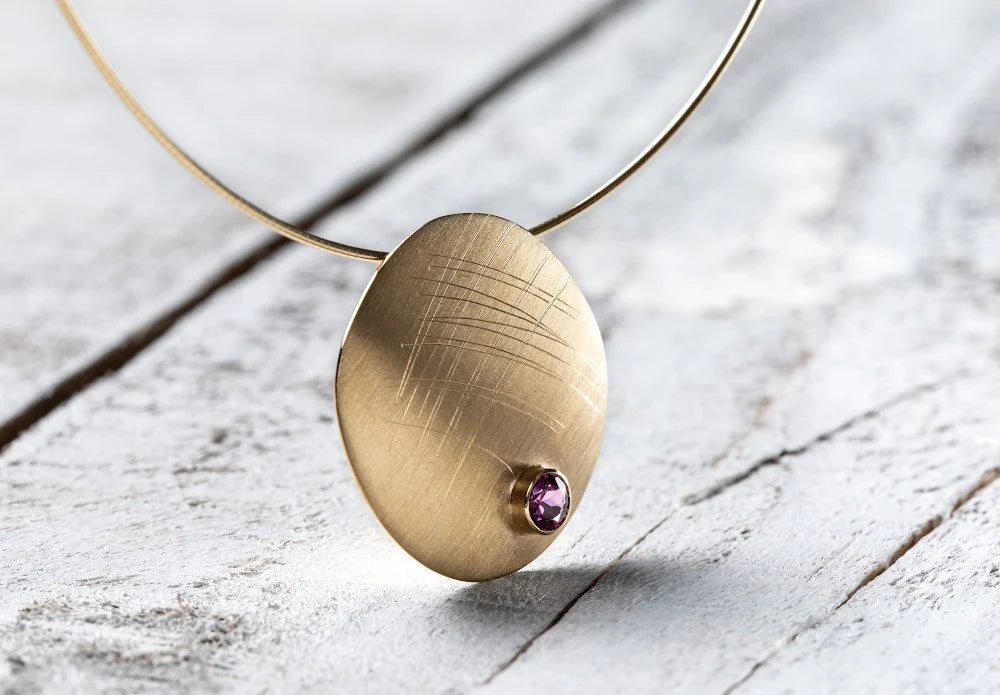 18 karat guld Vedhæng mat/børstet, rhodolit 0,35ct