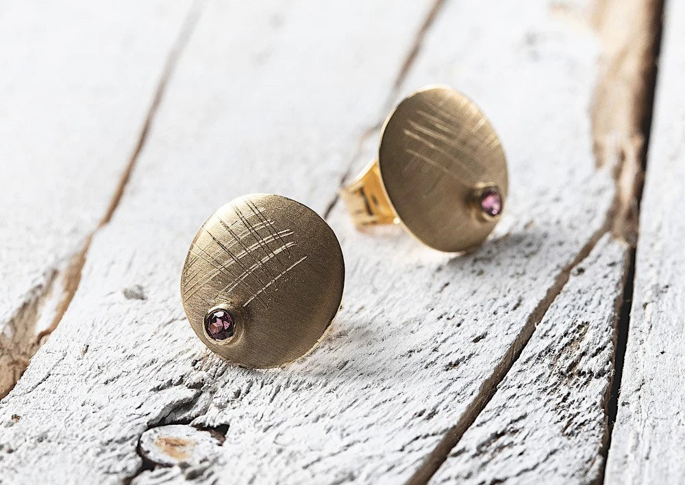 18 karat guld Øreringe mat/børstet, rhodolit 0.08ct