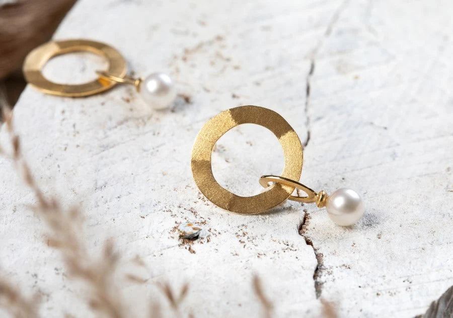 18 karat guld ørehænger mat/børstet kulturperle 2.22ct