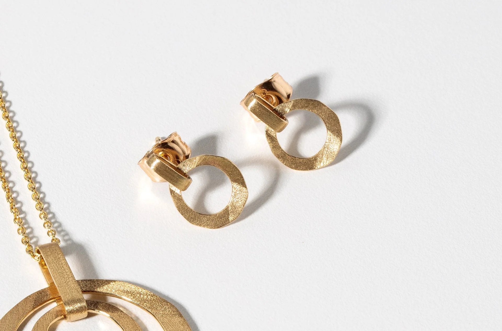 18 karat guld ørehænger mat/børstet