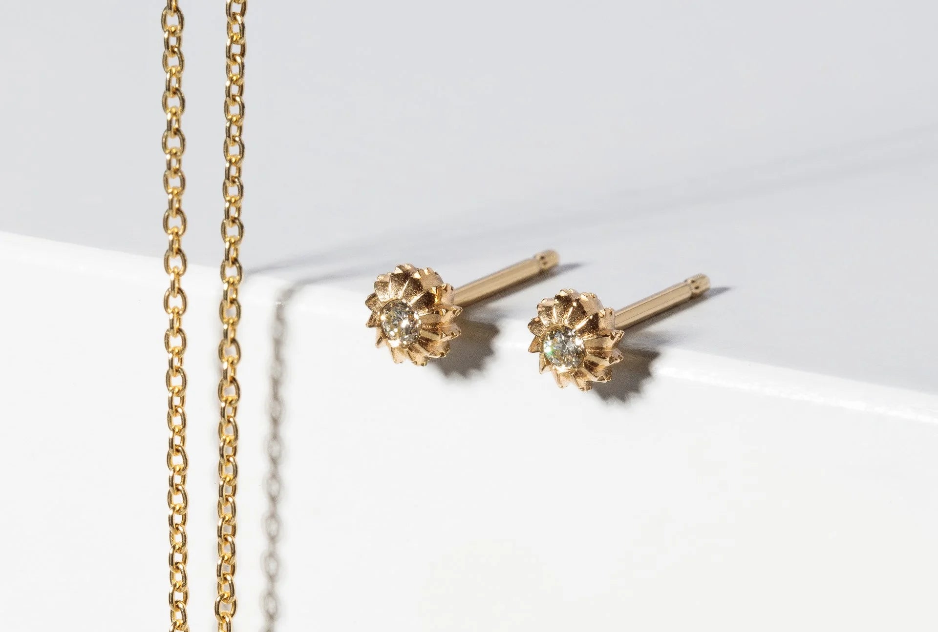 18 karat guld mat øreringe, br 0.06ct W-SI