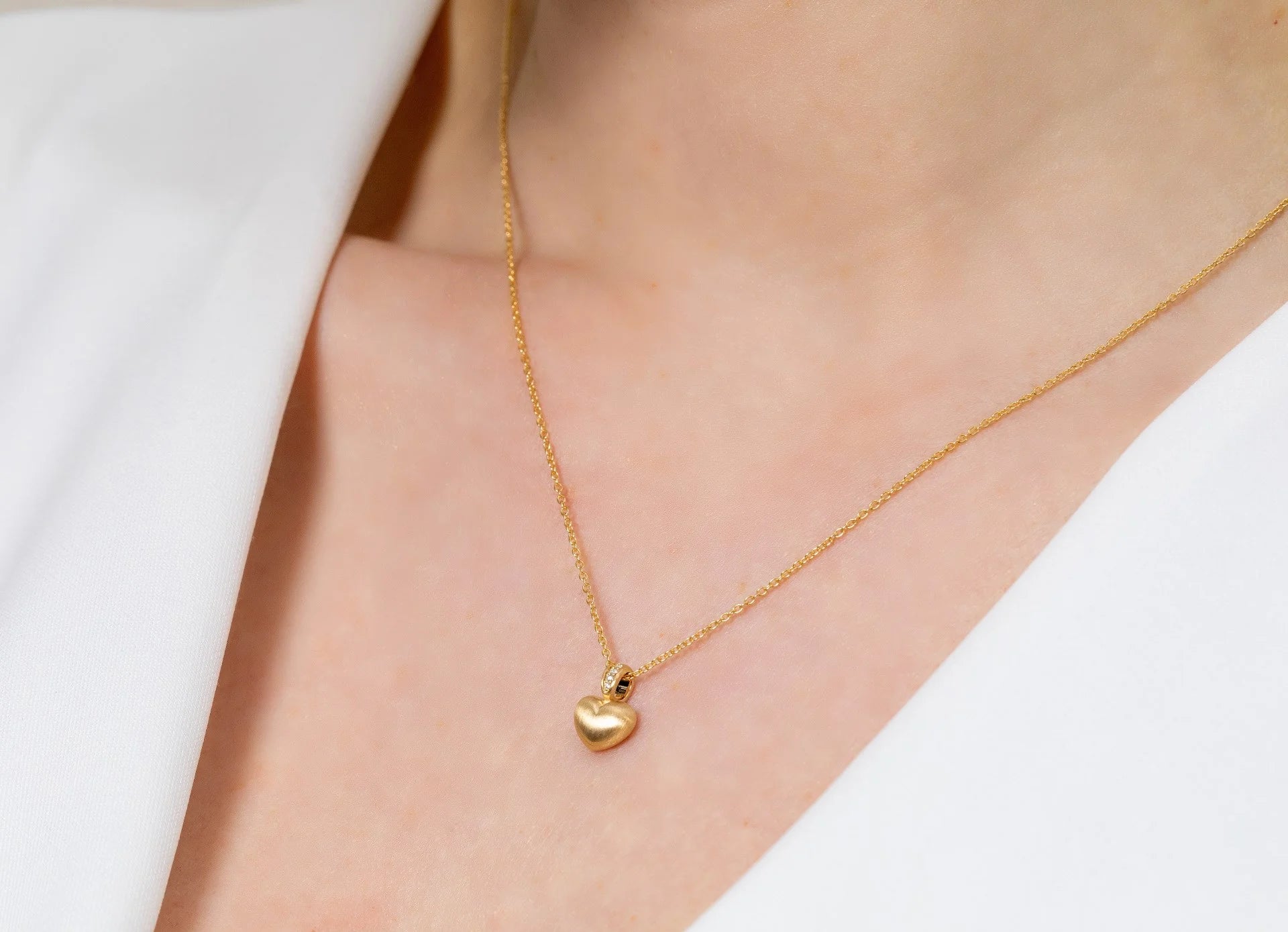 18 karat guld Vedhæng mat br 0,014ct W-SI