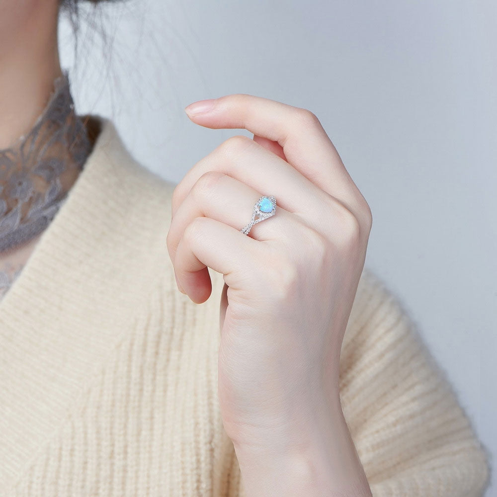 Sølv ring med opal hjerte og zirconia.