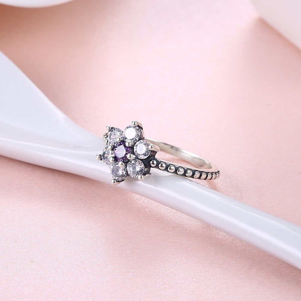 Sølvring med blomst med zirconia