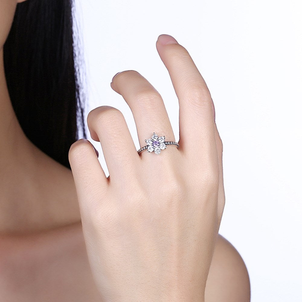 Sølvring med blomst med zirconia