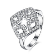 Sølv ring med mønster i rhombe form med zirconia.