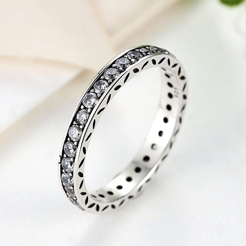 Sølv ring med zirconia stene på række