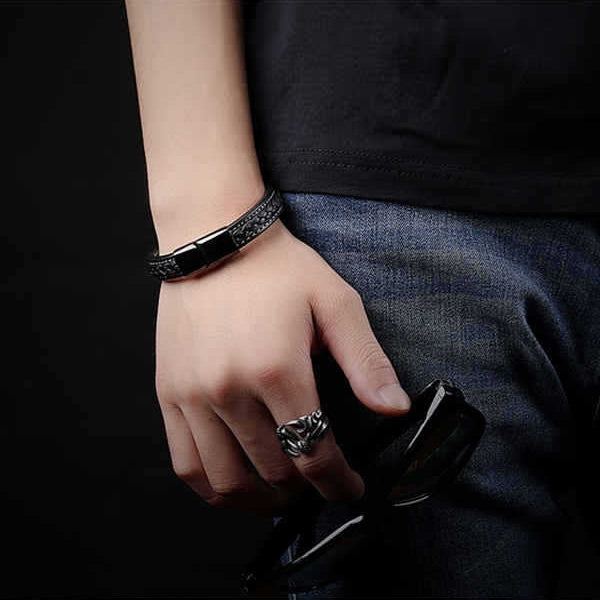 Læder armbånd i sort læder med lås i sort rustfrit stål