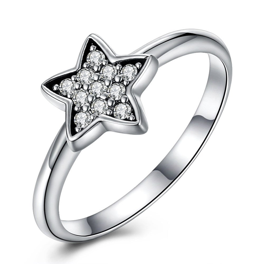 Sølv ring med med stjerne med zirconia stene.