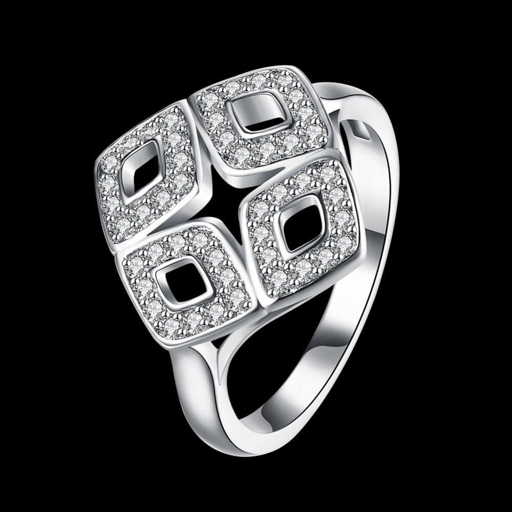 Sølv ring med mønster i rhombe form med zirconia.