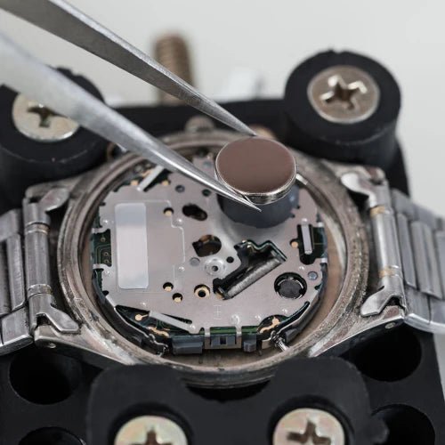 Batteriskift multifunktions armbåndsur kr. 148, - Gælder kun i vores fysiske butik. - Urma.dk