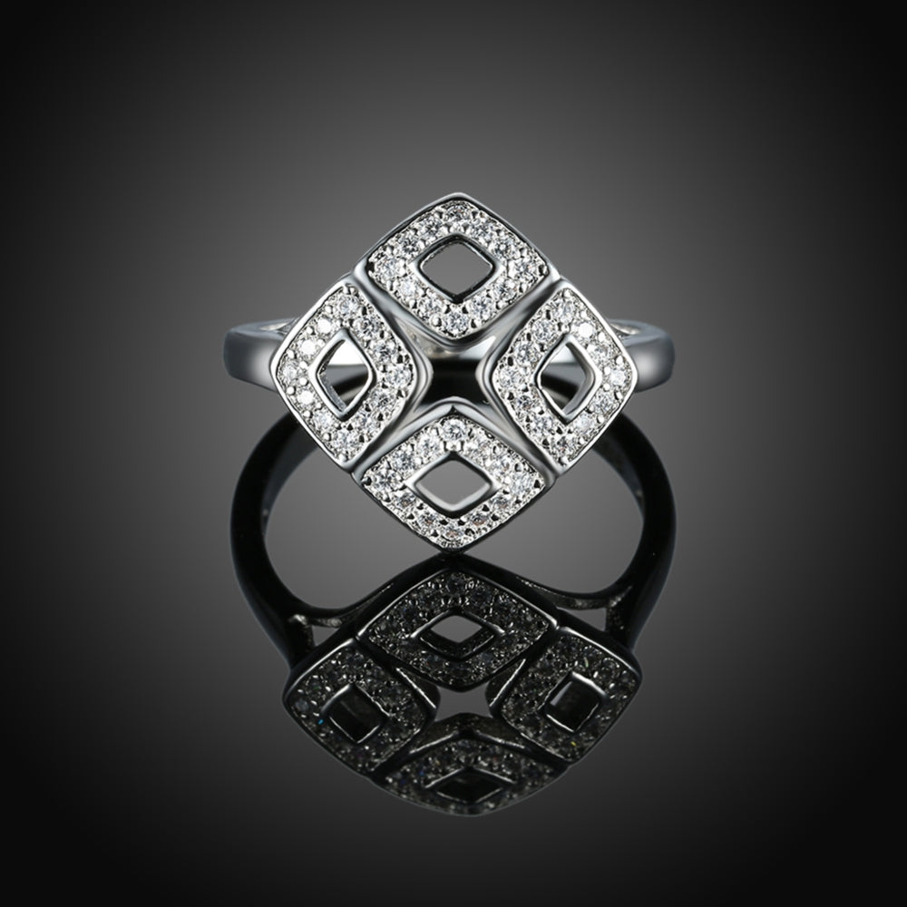 Sølv ring med mønster i rhombe form med zirconia.