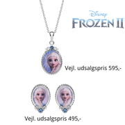 Disney Frost smykkesæt halskæde og ørestikker i sølv designet er oval med Elsa og syntetisk cubic zirconia. - Urma.dk