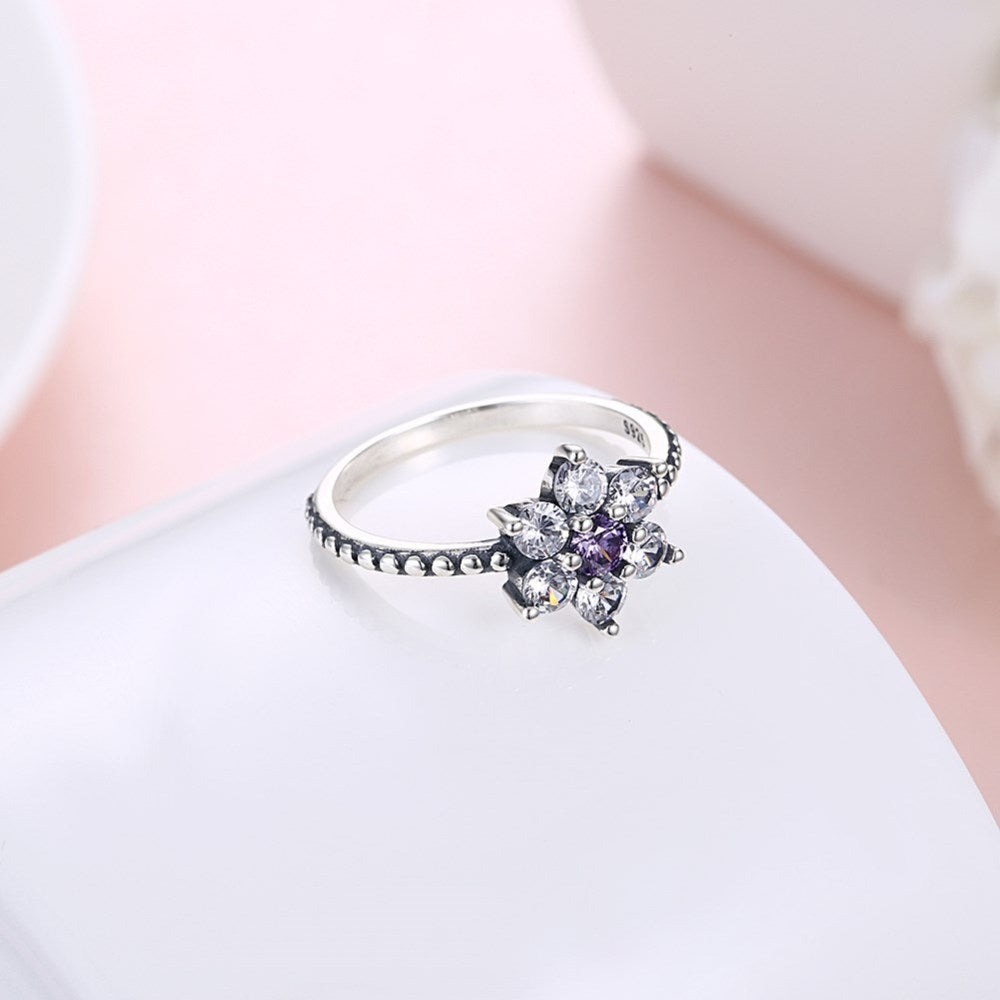 Sølvring med blomst med zirconia