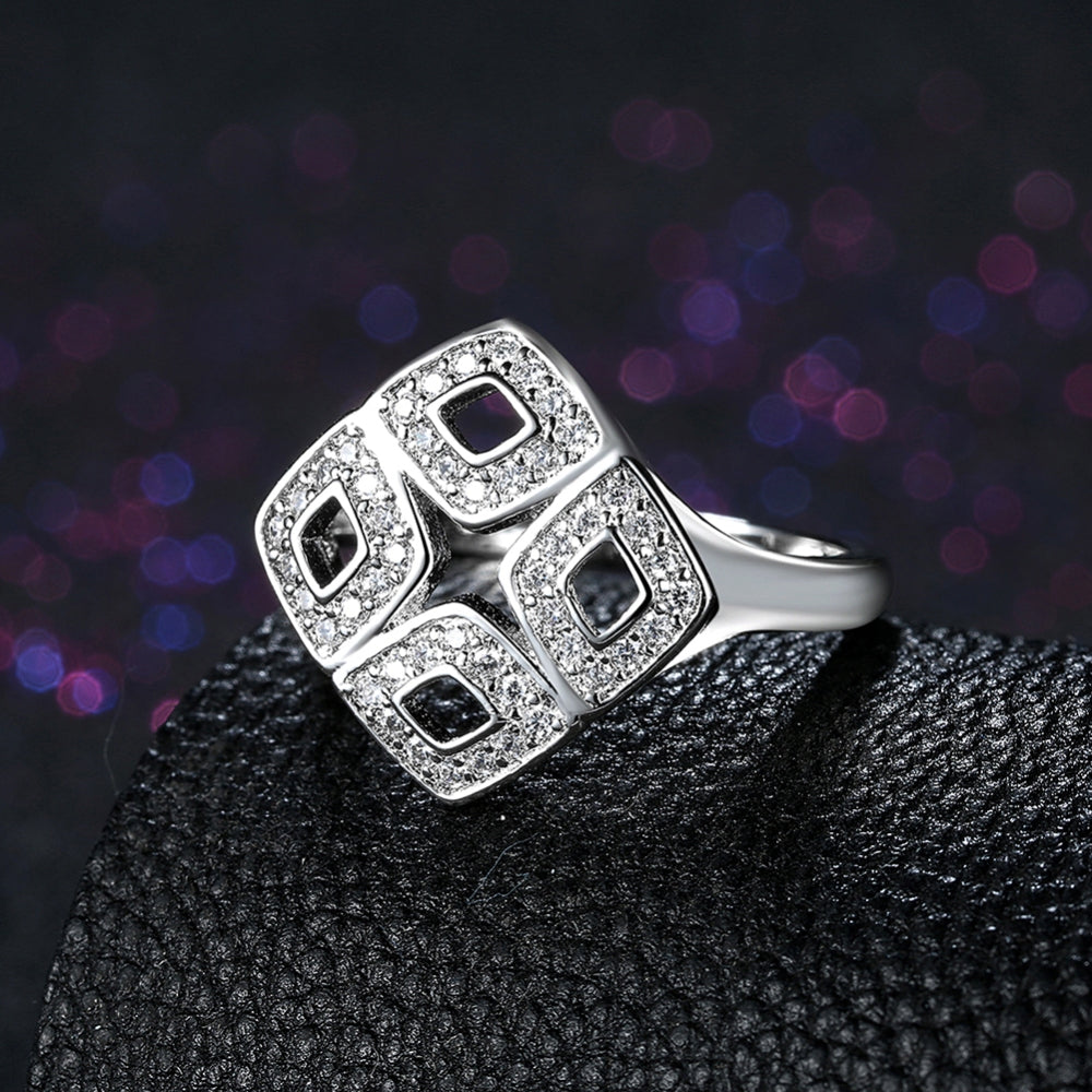 Sølv ring med mønster i rhombe form med zirconia.