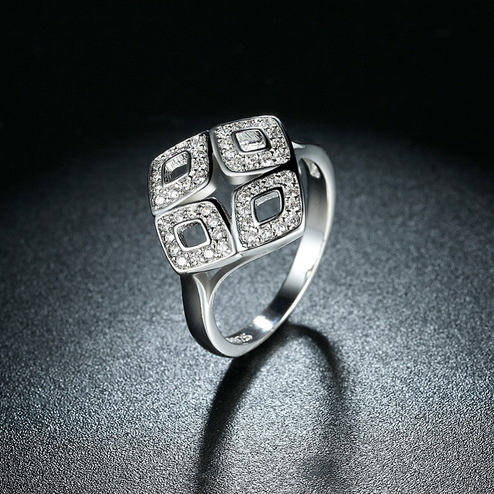 Sølv ring med mønster i rhombe form med zirconia.