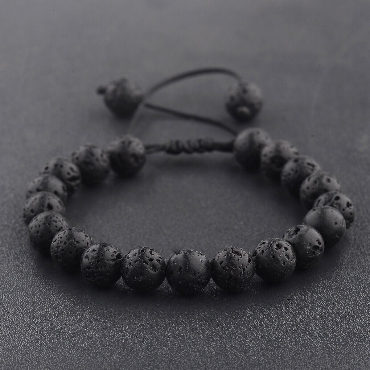 Flettet armbånd med lavasten - Urma.dk