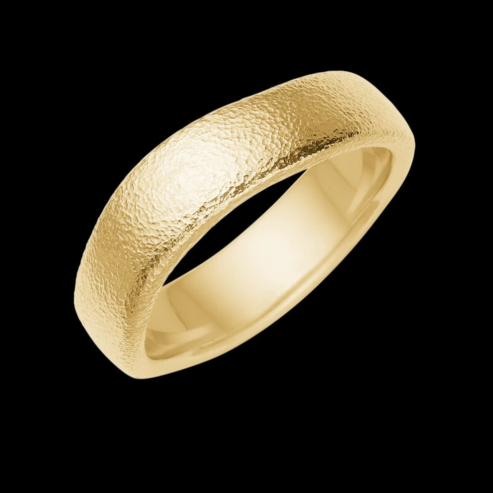 Ring 14 karat med hamret overflade.