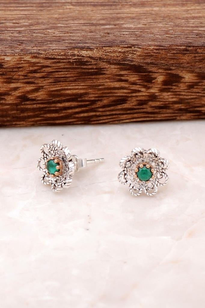 Håndlavede ørestikker i filigran broderet sterlingsølv med smaragd - Urma.dk