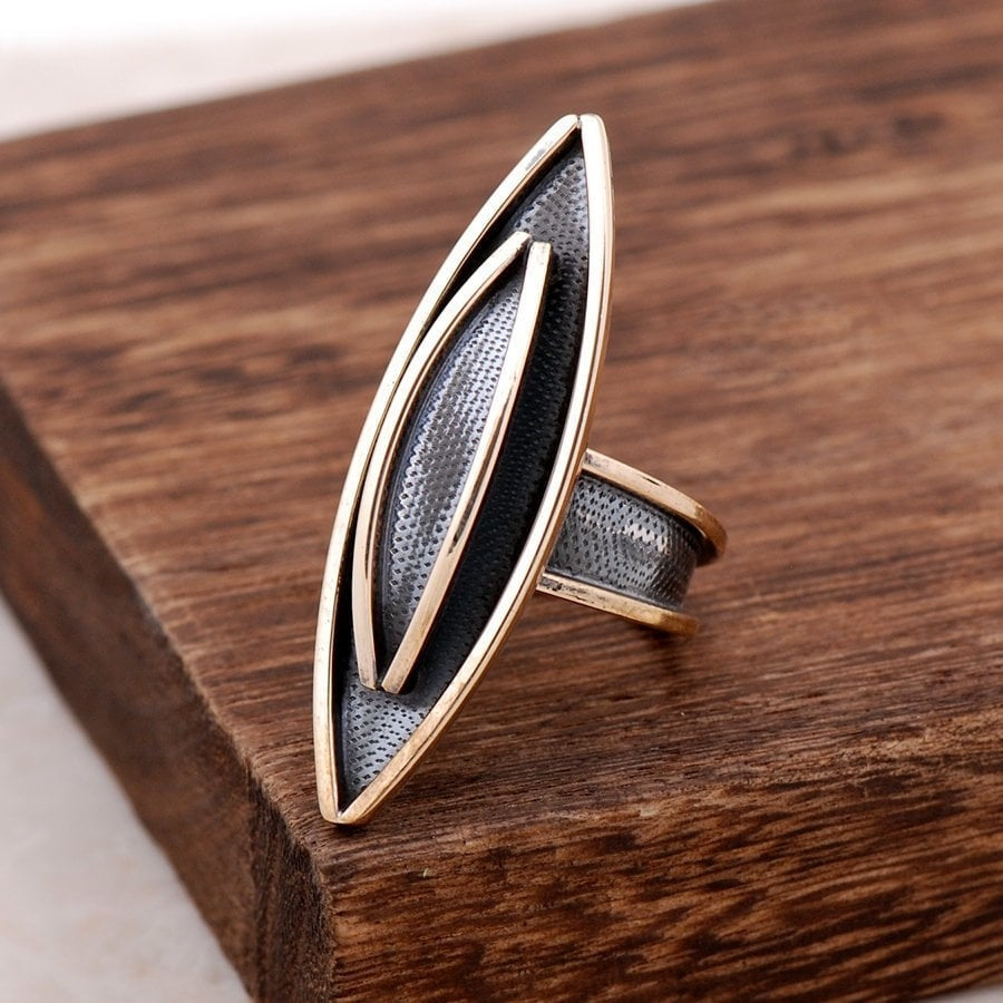 Fingerring 100% håndlavet i sølv i elipse design med åben ringskinne.