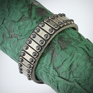 Herrearmbånd i læder med metalplader - Urma.dk