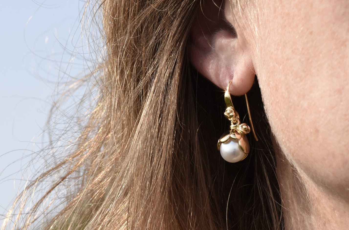 Ørehængere i forgyldt sølv med ferskvandsperler - Autumn Bloom - Urma.dk