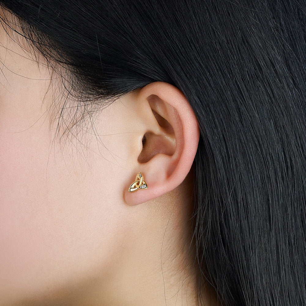 Øreringe forgyldt trinity knude med zirconia - Urma.dk