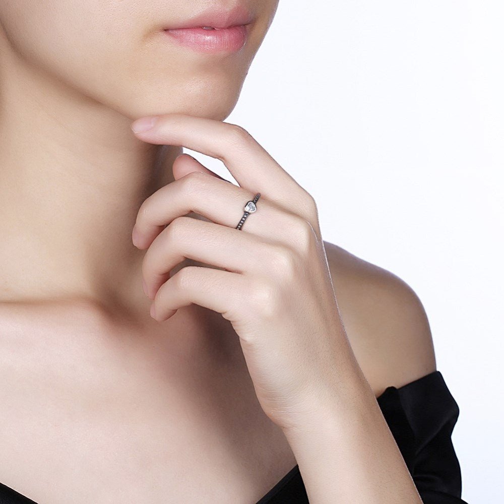 Sølv ring med hjerte med sten - Urma.dk