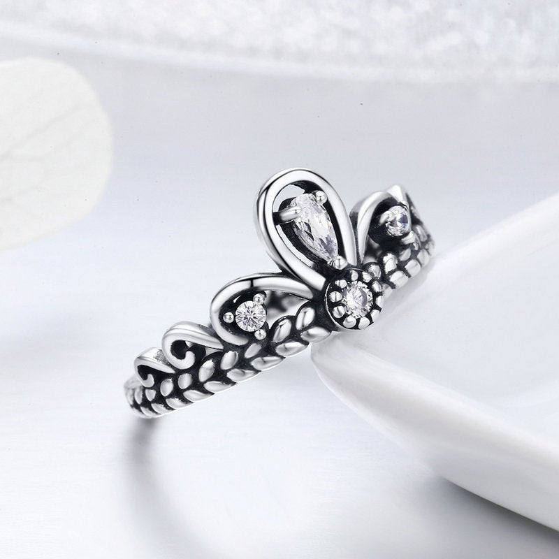 Sølv ring med krone form med zirconia - Urma.dk