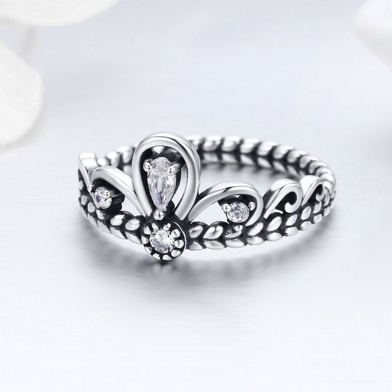 Sølv ring med krone form med zirconia - Urma.dk